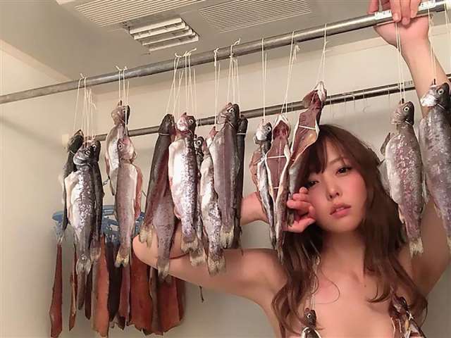 51岁女星叶美香COS了《JOJO的奇妙冒险：黄金之风》女主特里休·乌纳