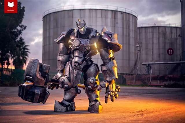 51岁女星叶美香COS了《JOJO的奇妙冒险：黄金之风》女主特里休·乌纳