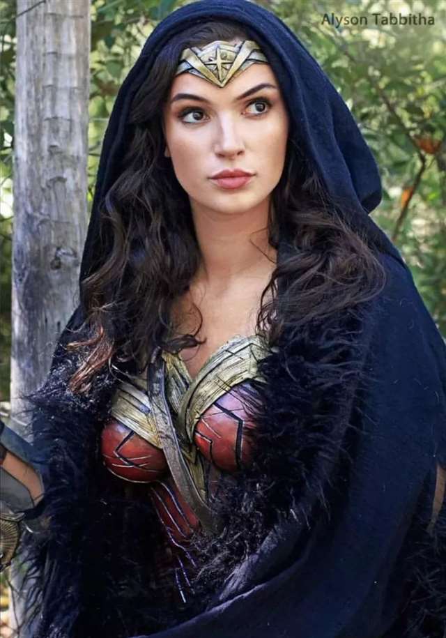 51岁女星叶美香COS了《JOJO的奇妙冒险：黄金之风》女主特里休·乌纳