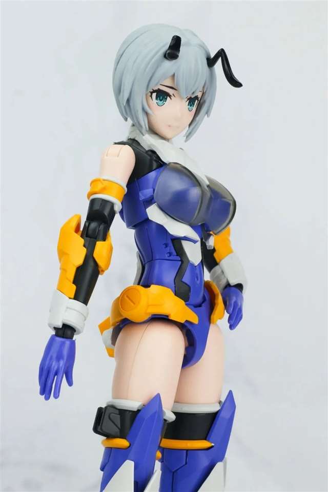 《雏蜂》的女主角——琉璃手办