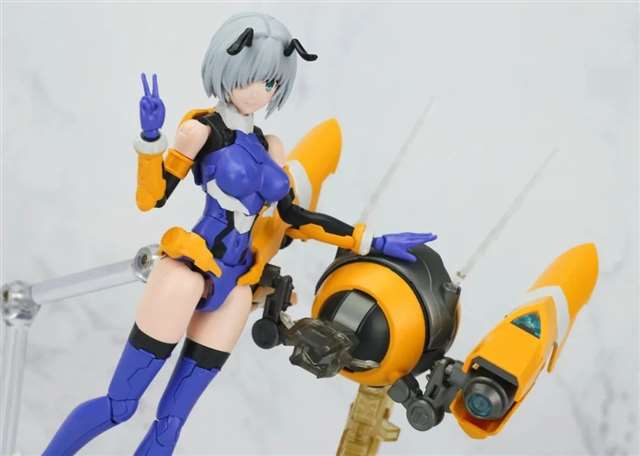 《雏蜂》的女主角——琉璃手办