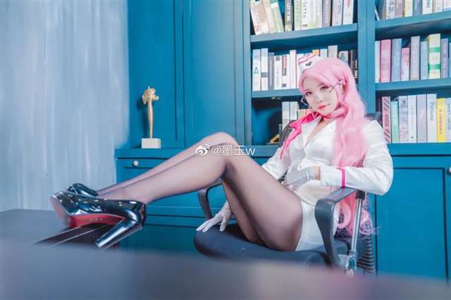 COS《FGO》柯杨斯卡娅的小姐姐coser微博：墨玉