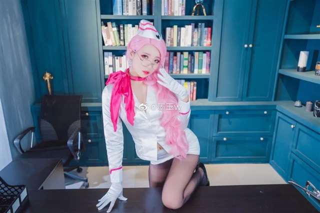 COS《FGO》柯杨斯卡娅的小姐姐coser微博：墨玉