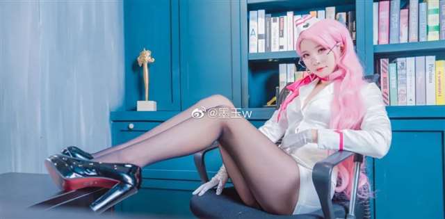 COS《FGO》柯杨斯卡娅的小姐姐coser微博：墨玉