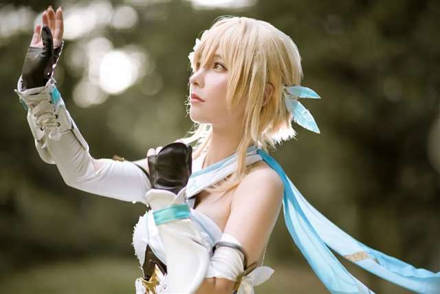 角色:《原神》旅行者(荧)coser微博:板医生