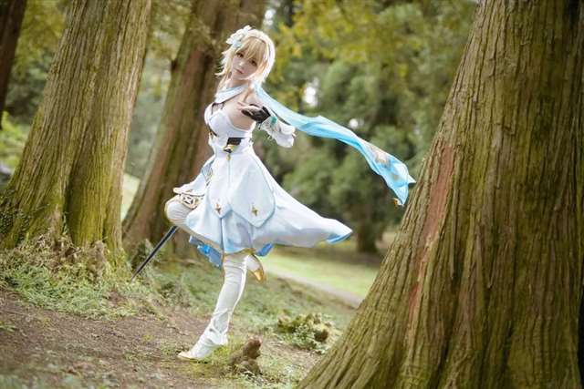 角色:《原神》旅行者(荧)coser微博:板医生