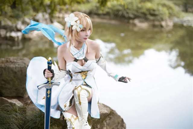 角色:《原神》旅行者(荧)coser微博:板医生