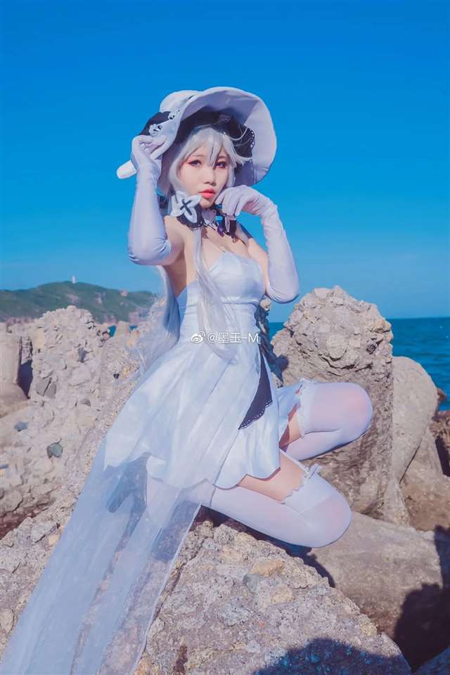 《碧蓝航线》光辉cos coser微博：墨玉-M