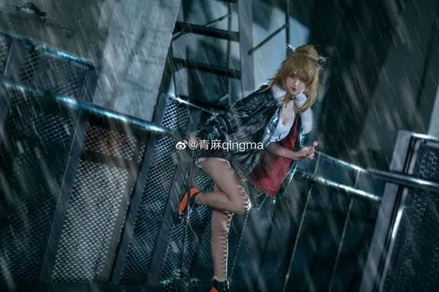 Cos《明日方舟》中的推进之王 COSER微博-青麻