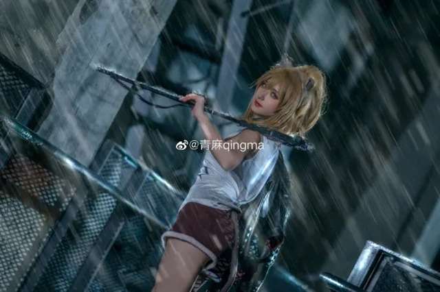 Cos《明日方舟》中的推进之王 COSER微博-青麻