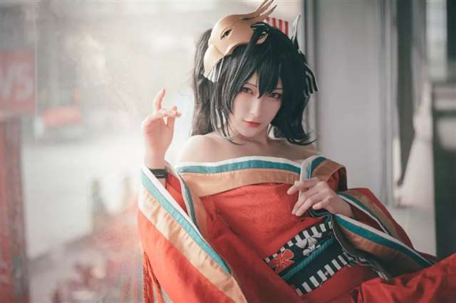 Cos—碧蓝航线 大凤 出镜：@铁板烧鬼舞w