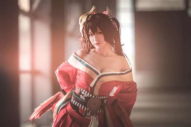 Cos—碧蓝航线 大凤 出镜：@铁板烧鬼舞w