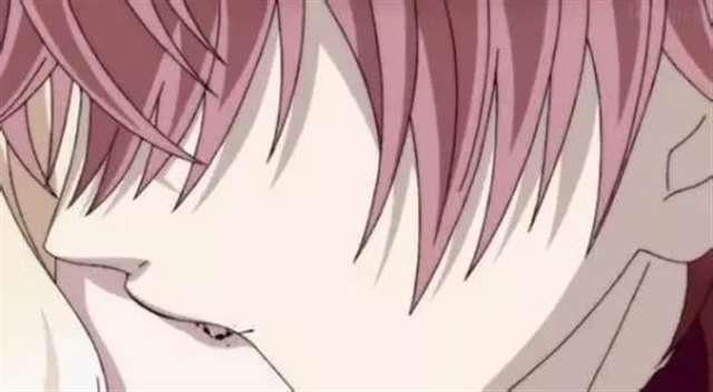 《魔鬼恋人》吸血鬼美男们吸食女主血液时的羞耻小画面