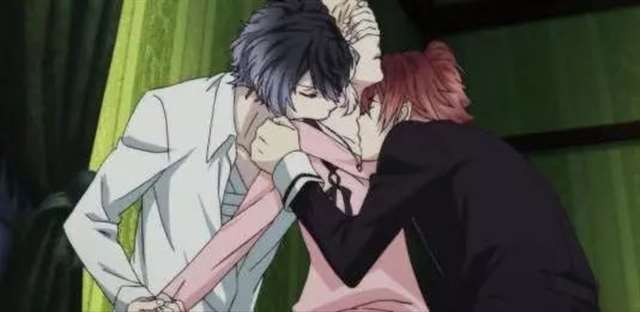 《魔鬼恋人》吸血鬼美男们吸食女主血液时的羞耻小画面