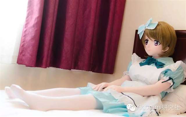 偶像计划《LoveLive!》小泉花阳穿上蓝色女仆装和白色连裤袜