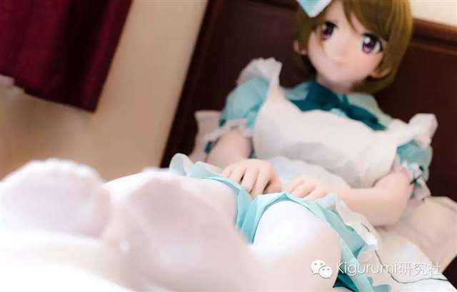 偶像计划《LoveLive!》小泉花阳穿上蓝色女仆装和白色连裤袜