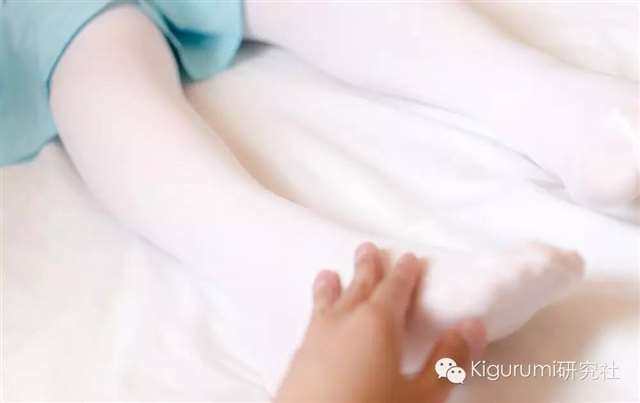 偶像计划《LoveLive!》小泉花阳穿上蓝色女仆装和白色连裤袜