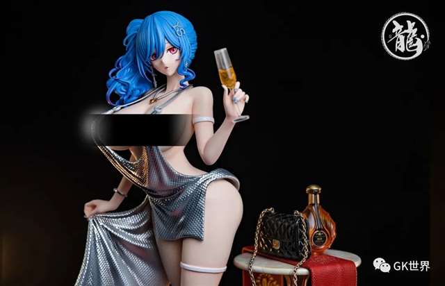 《碧蓝航线》中圣路易斯“圣姨”的色气礼服雕像