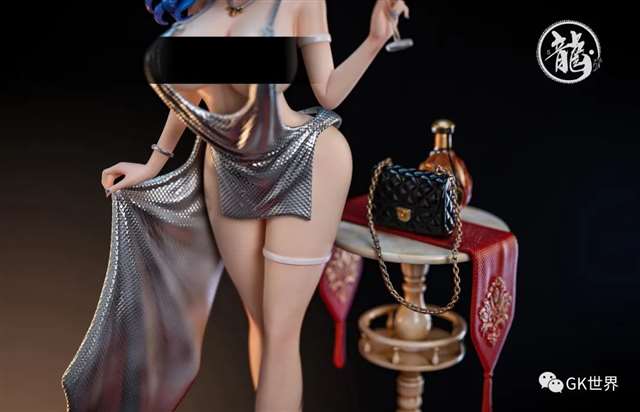 《碧蓝航线》中圣路易斯“圣姨”的色气礼服雕像