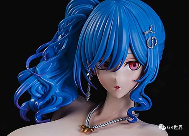 《碧蓝航线》中圣路易斯“圣姨”的色气礼服雕像