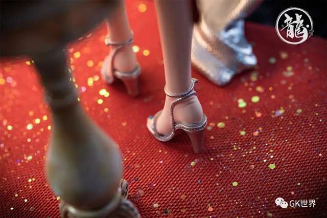 《碧蓝航线》中圣路易斯“圣姨”的色气礼服雕像