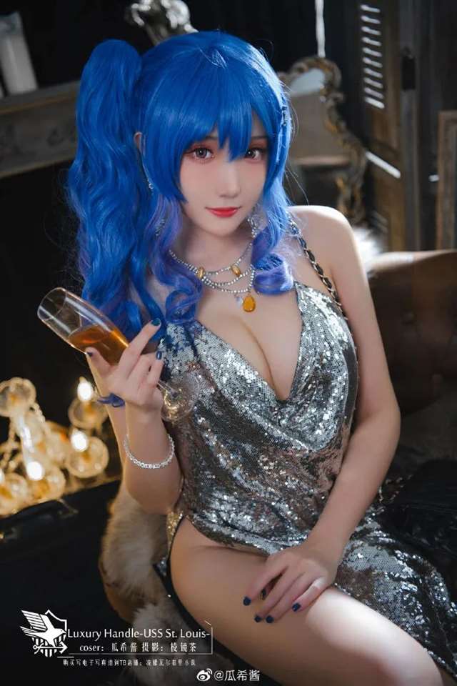 瓜希酱的cos作品《碧蓝航线》圣路易斯透