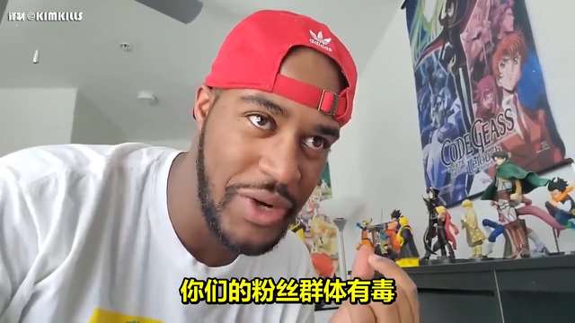 一个外国小哥一人分饰多角，演绎了不用动漫作品