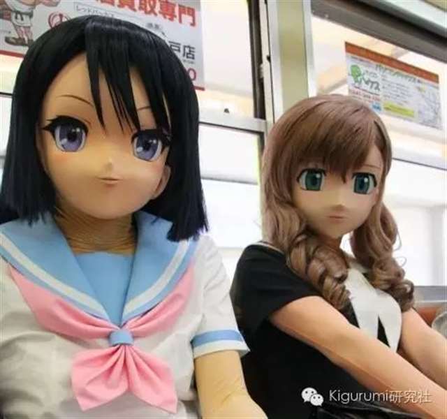 坐电车上学的黑长直妹纸高坂丽奈