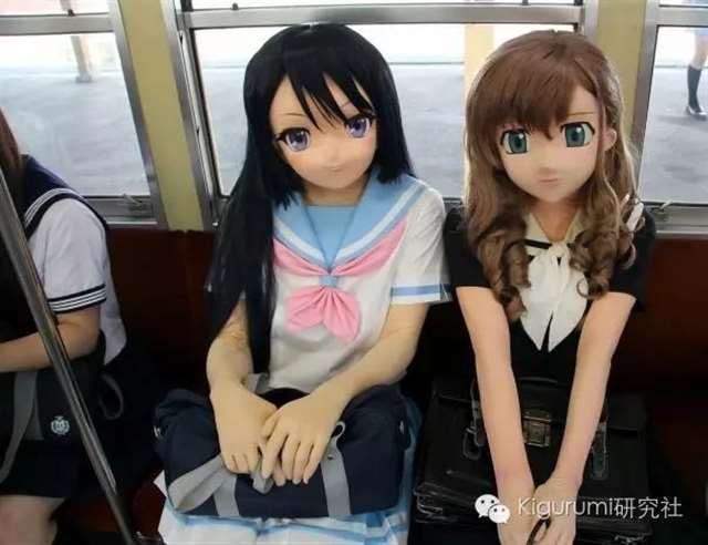 坐电车上学的黑长直妹纸高坂丽奈