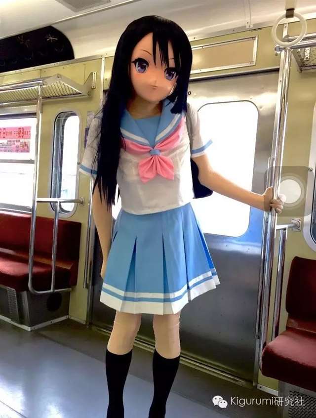 坐电车上学的黑长直妹纸高坂丽奈