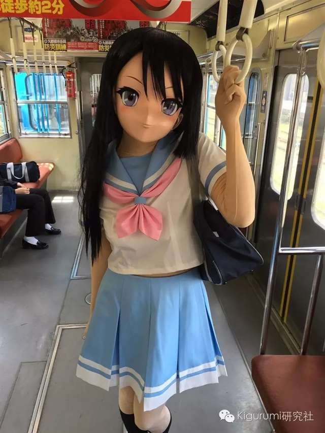 坐电车上学的黑长直妹纸高坂丽奈