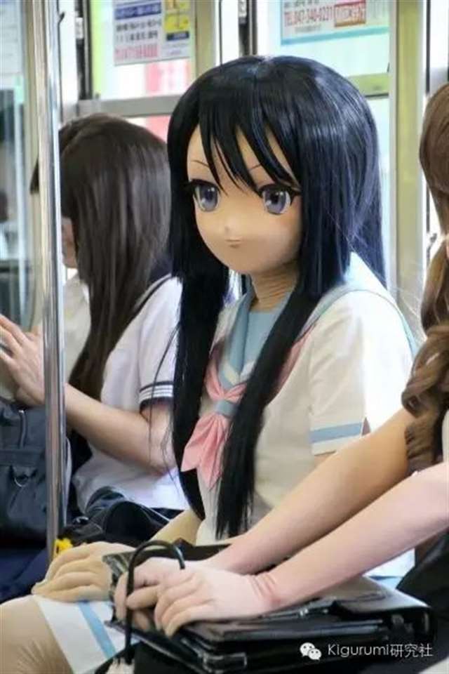 坐电车上学的黑长直妹纸高坂丽奈