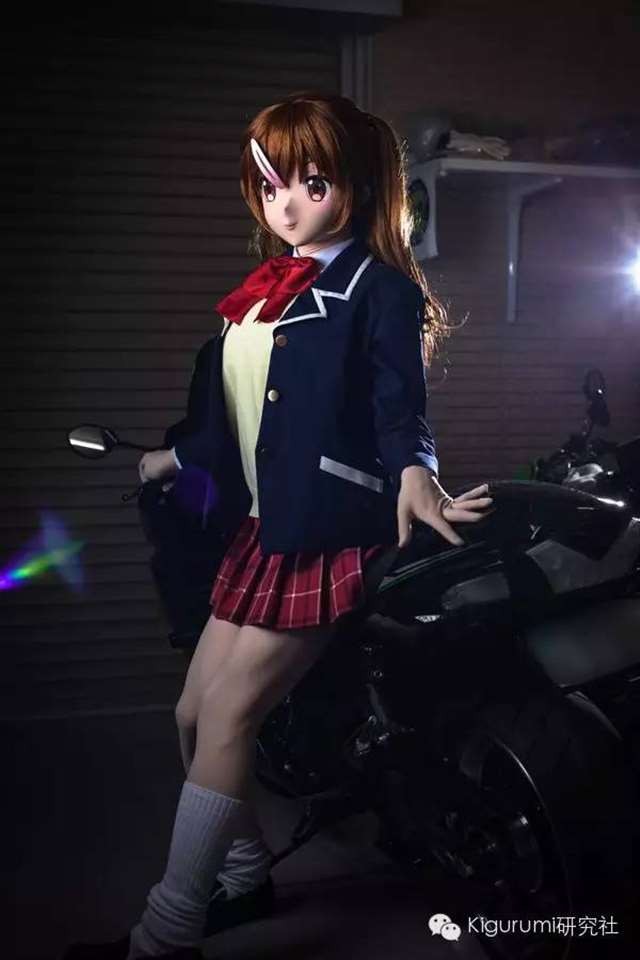 身着拉拉队服的丹生谷森夏