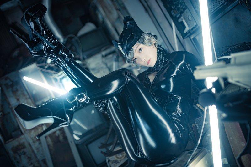 COS正片/日本COSER小姐姐美南ナミ美图 黑丝胶衣性感来袭