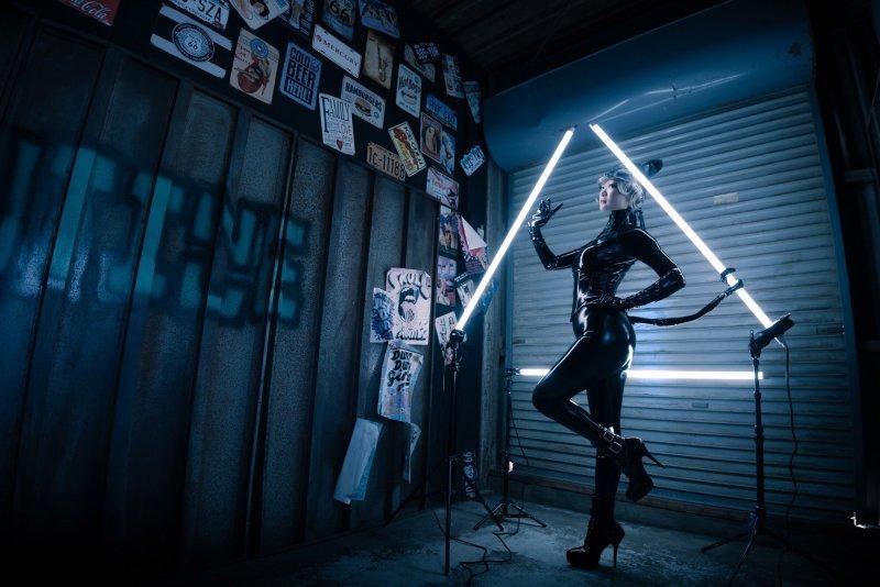 COS正片/日本COSER小姐姐美南ナミ美图 黑丝胶衣性感来袭