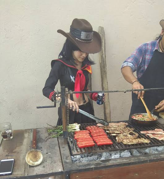 喝到吐的智障女神，外国coser“毁形象”的cos作品