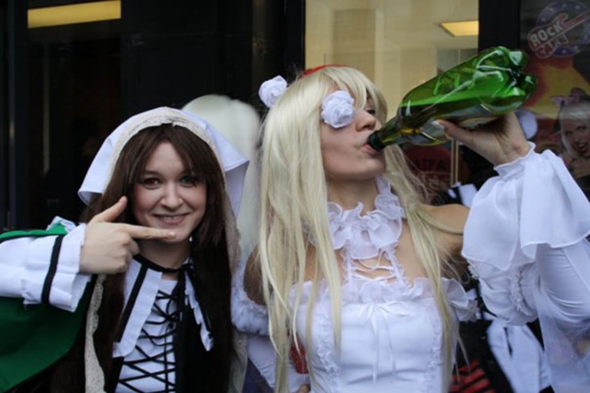 喝到吐的智障女神，外国coser“毁形象”的cos作品