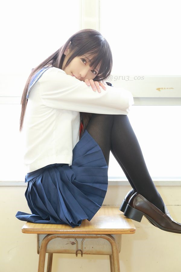 11区樱花妹《くるみ》新COS美腿照 湿丝袜质感令宅宅欲罢不能