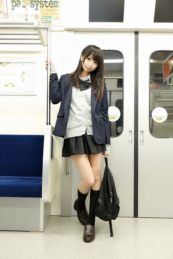 11区樱花妹《くるみ》新COS美腿照 湿丝袜质感令宅宅欲罢不能