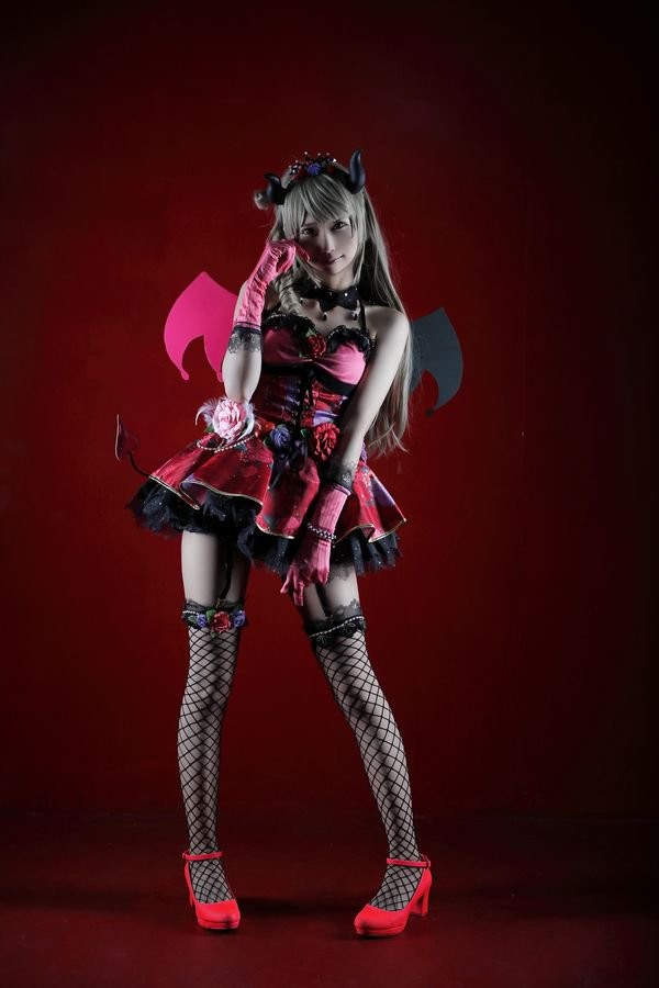 11区樱花妹《くるみ》新COS美腿照 湿丝袜质感令宅宅欲罢不能