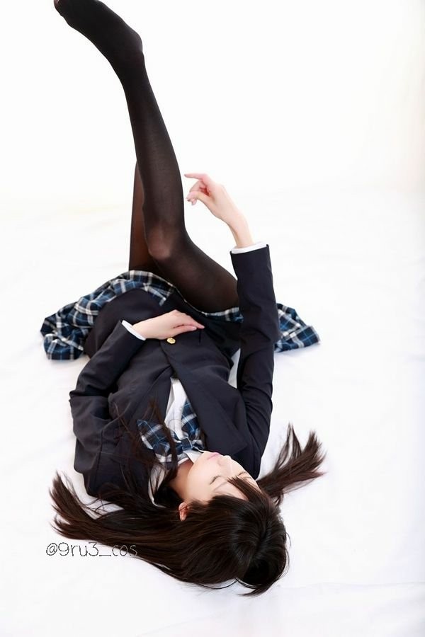 11区樱花妹《くるみ》新COS美腿照 湿丝袜质感令宅宅欲罢不能