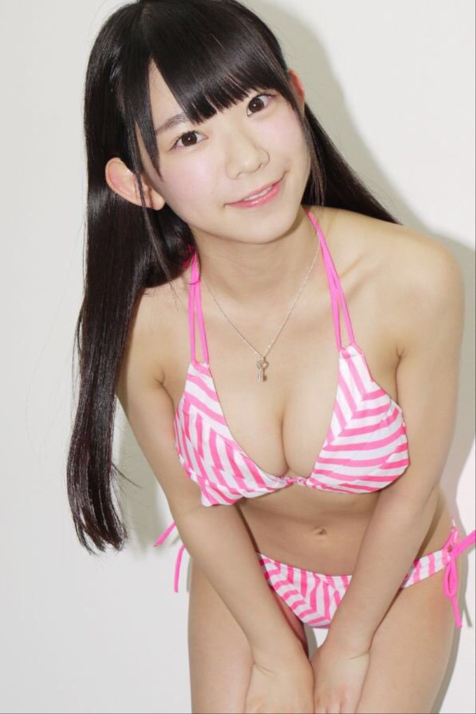 日本合法萝莉《长泽茉裡奈》又爆性感近照，上围好像有点逼不及待！！