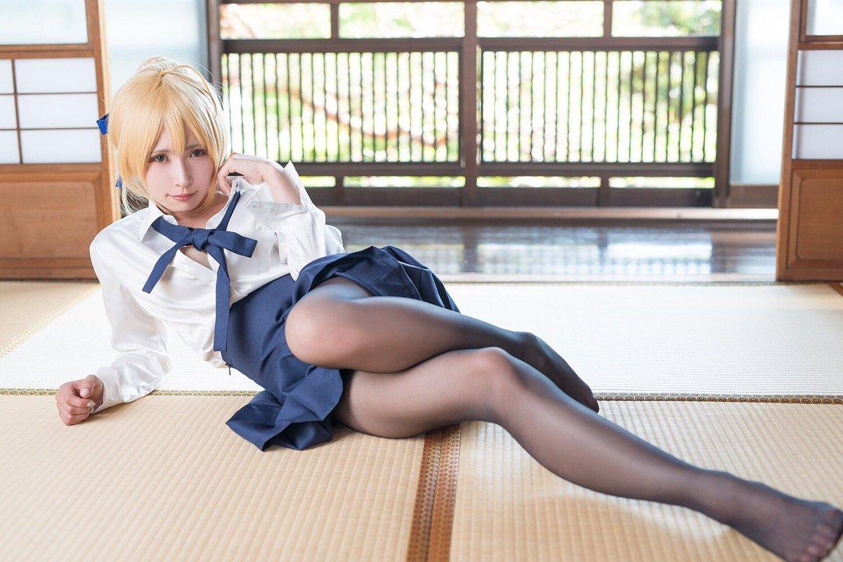 COS正片/黑丝裤袜日，可爱小姐姐大晒喷血黑丝美腿照！