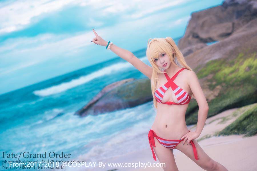 Cosplay福利/汐颜玲Cosplay尼禄·克劳狄乌斯水着泳装裸足福利图片