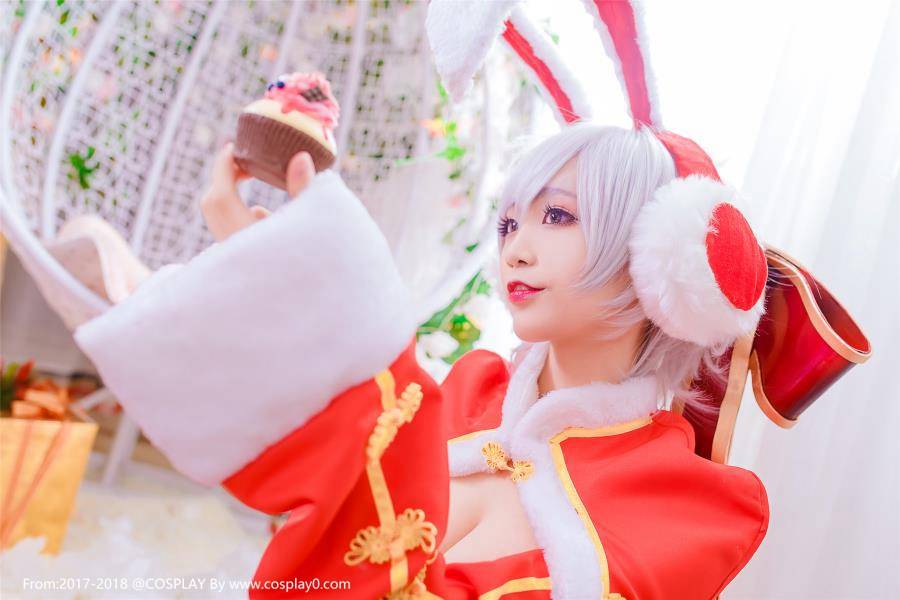 Cosplay福利/巨乳美女啾小妍Cosplay英雄联盟圣诞锐雯福利图片