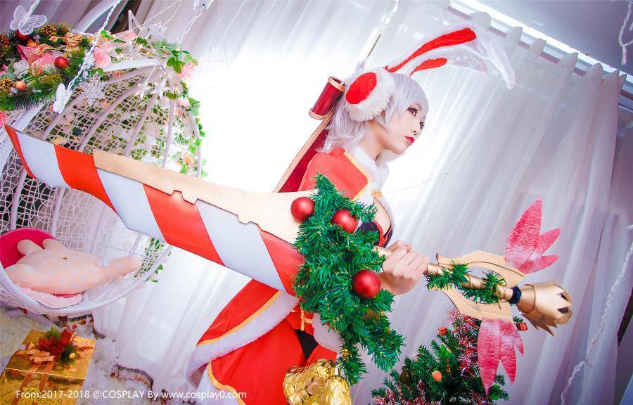 Cosplay福利/巨乳美女啾小妍Cosplay英雄联盟圣诞锐雯福利图片