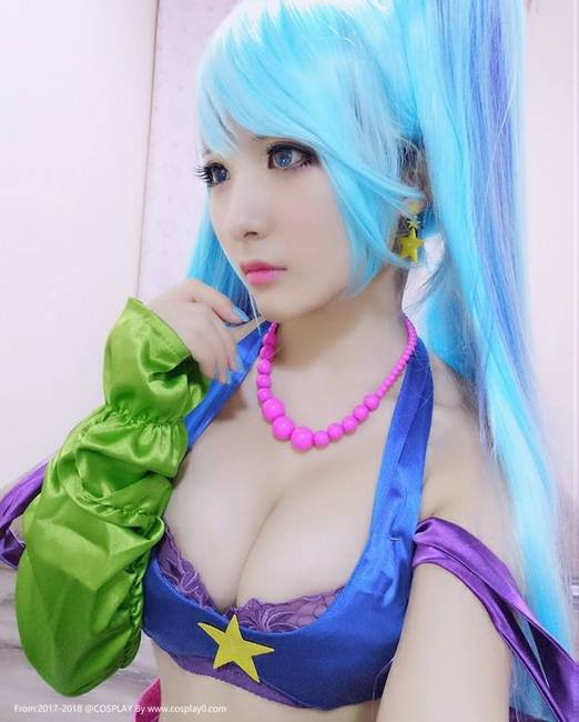 Cosplay福利/童颜巨乳萝莉Cosplay英雄联盟琴女娑娜同人本子福利