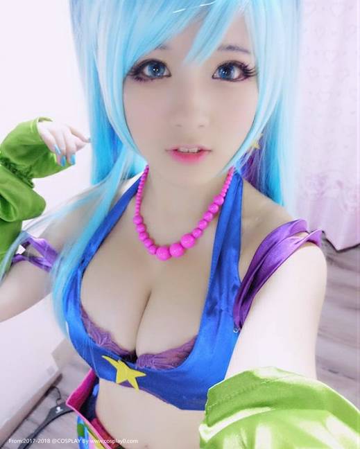 Cosplay福利/童颜巨乳萝莉Cosplay英雄联盟琴女娑娜同人本子福利