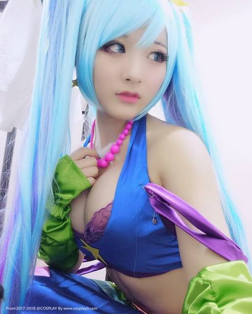 Cosplay福利/童颜巨乳萝莉Cosplay英雄联盟琴女娑娜同人本子福利