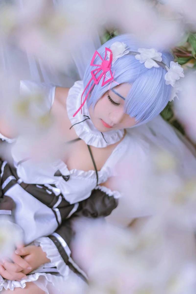 Cosplay福利/四月亖雷姆女仆白丝足控私房Cosplay福利萝莉图片